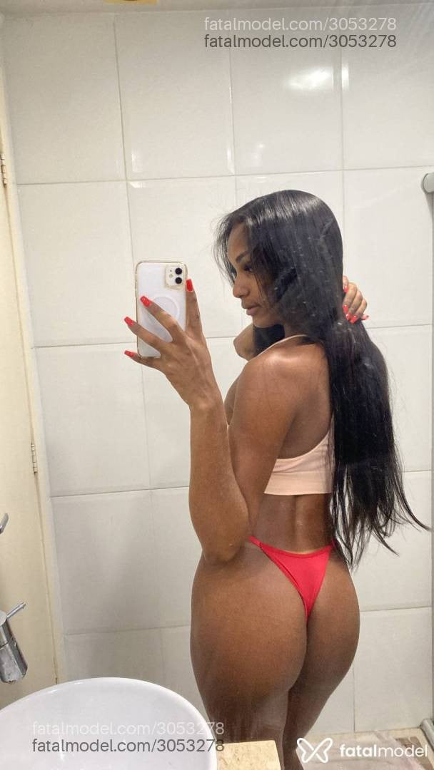 Acompanhante mulher trans com cabelo castanho de olhos pretos - Sophia