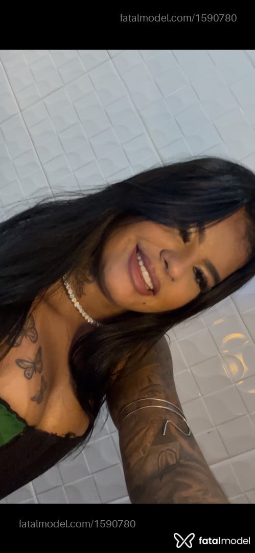 Acompanhante mulher com cabelo castanho de olhos castanhos - Cacal Ferreira
