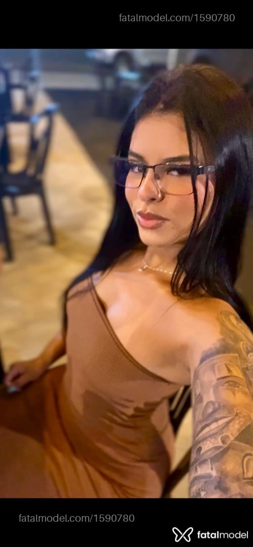 Acompanhante mulher com cabelo castanho de olhos castanhos - Cacal Ferreira