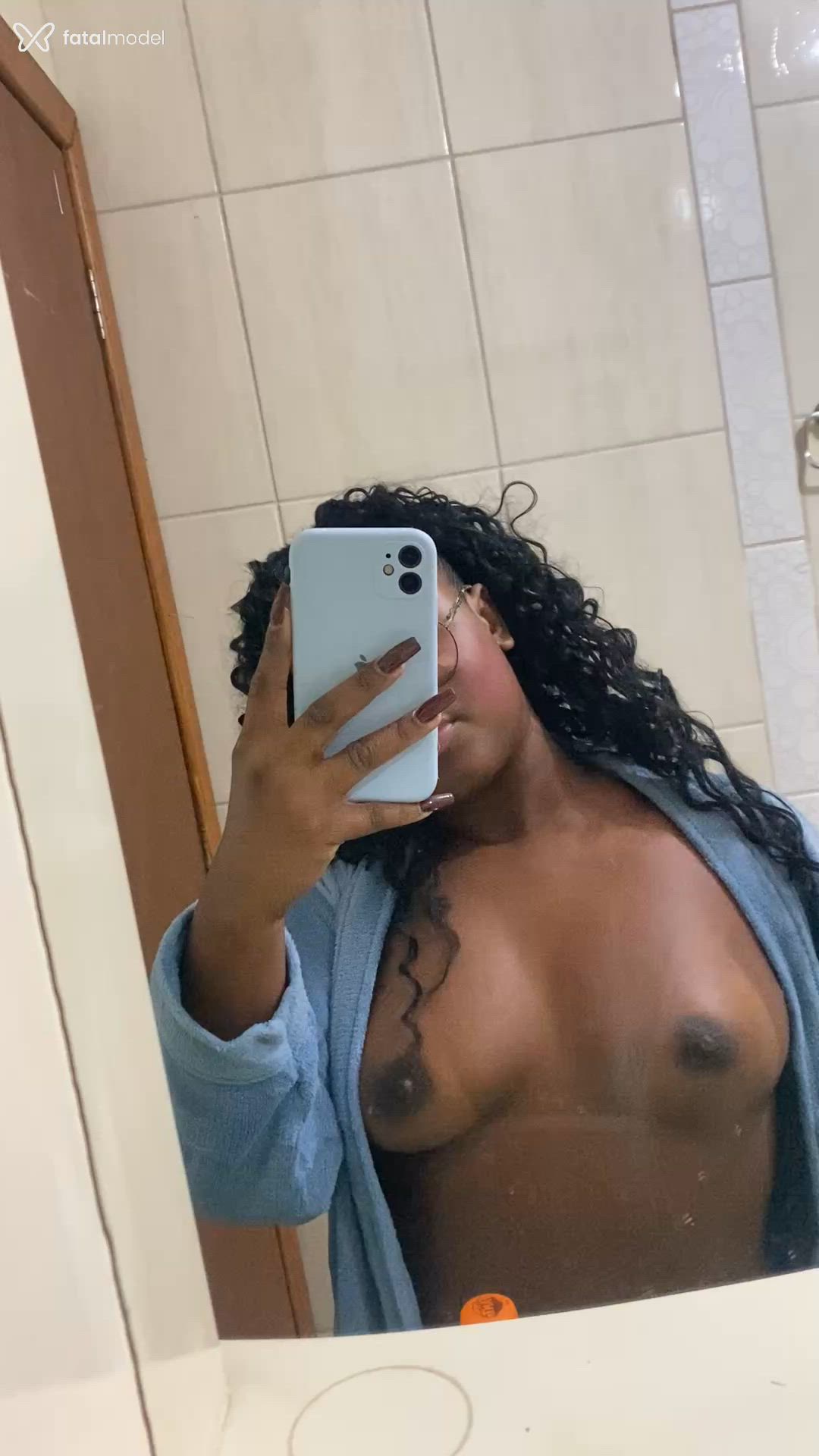 Acompanhante mulher com cabelo castanho de olhos pretos em Balneário Camboriú Acompanhante mulher com cabelo castanho de olhos pretos em Balneário Camboriú - Isa