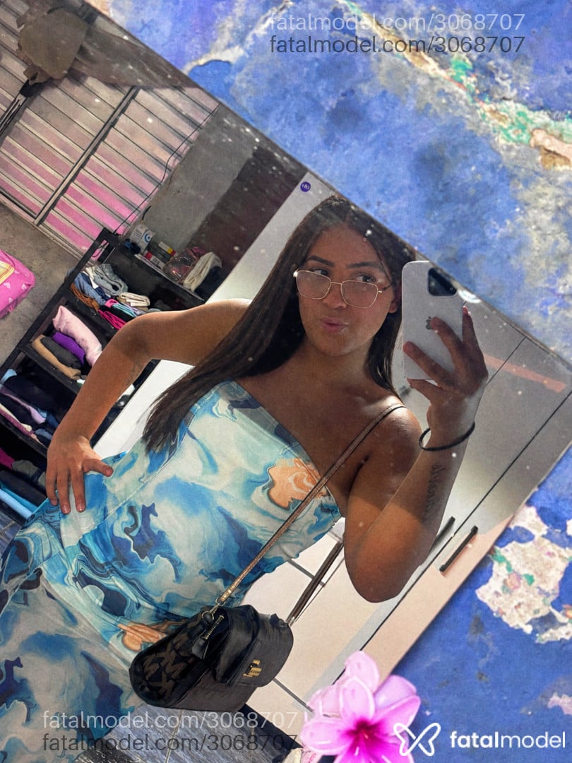 Acompanhante mulher trans com cabelo castanho de olhos castanhos - Larah Melo
