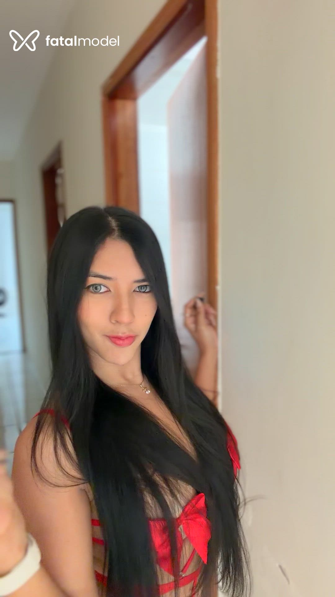 Acompanhante mulher morena (o) de olhos azuis - Akemi