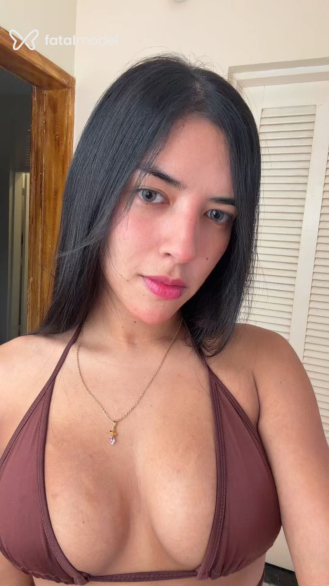 Acompanhante mulher morena (o) de olhos azuis - Akemi