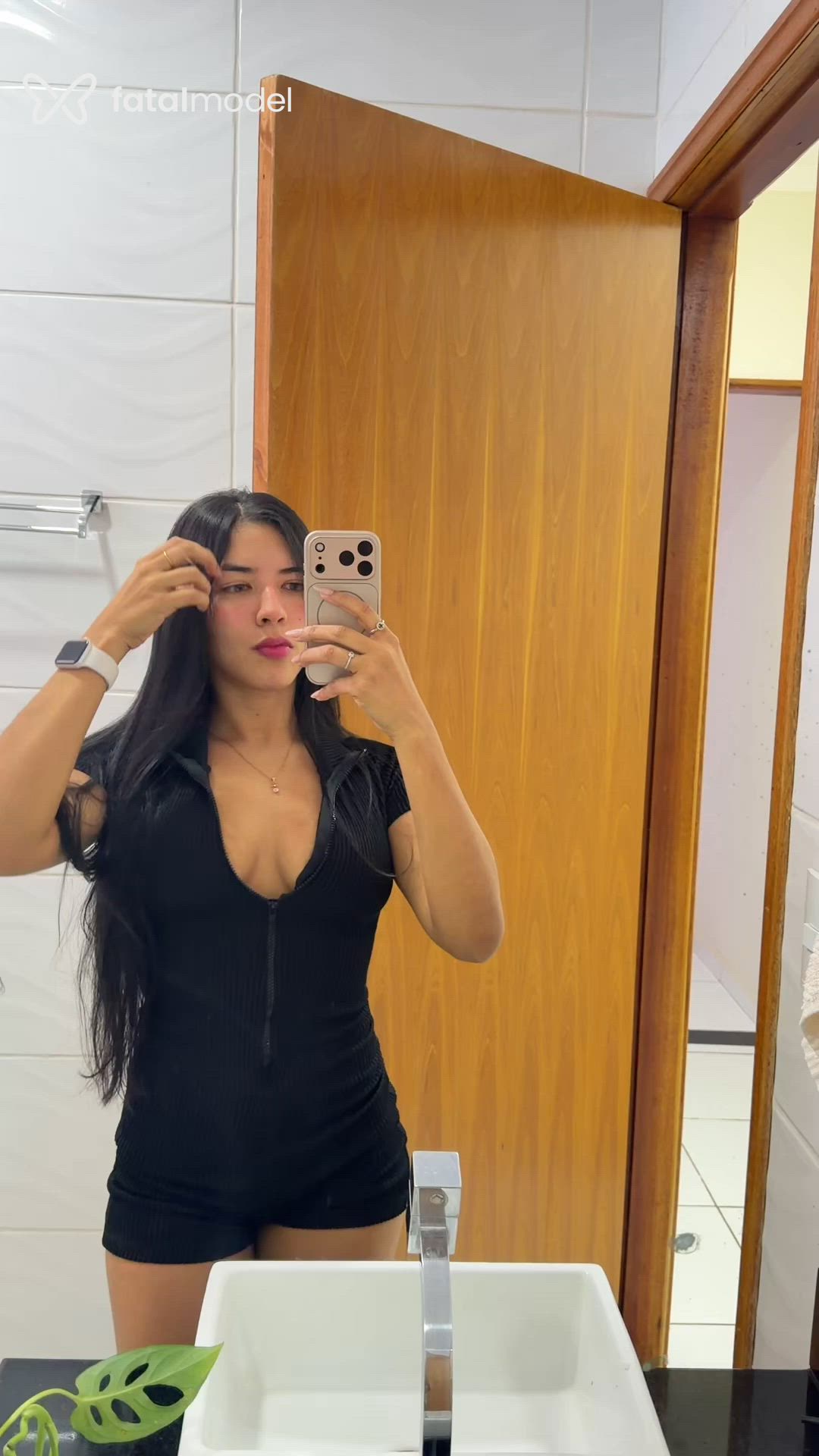 Acompanhante mulher morena (o) de olhos azuis - Akemi
