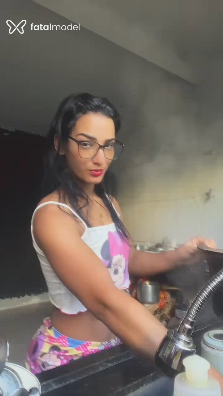 Acompanhante mulher morena (o) de olhos castanhos em Virtual Acompanhante mulher morena (o) de olhos castanhos em Virtual - Morena Flor