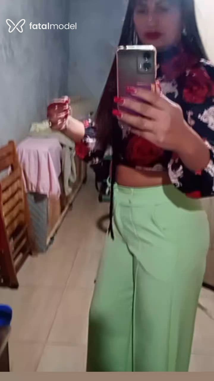 Acompanhante não-binário com cabelo castanho de olhos castanhos - Letícia Acompanhante não-binário com cabelo castanho de olhos castanhos - Letícia