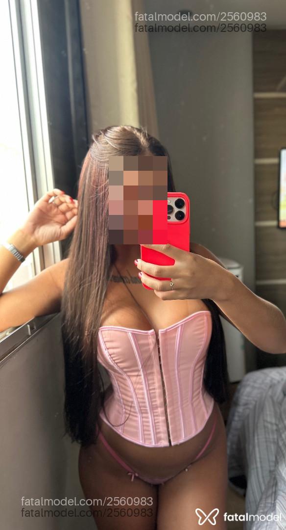 Acompanhante mulher com cabelo castanho de olhos mel - Raissa Costa
