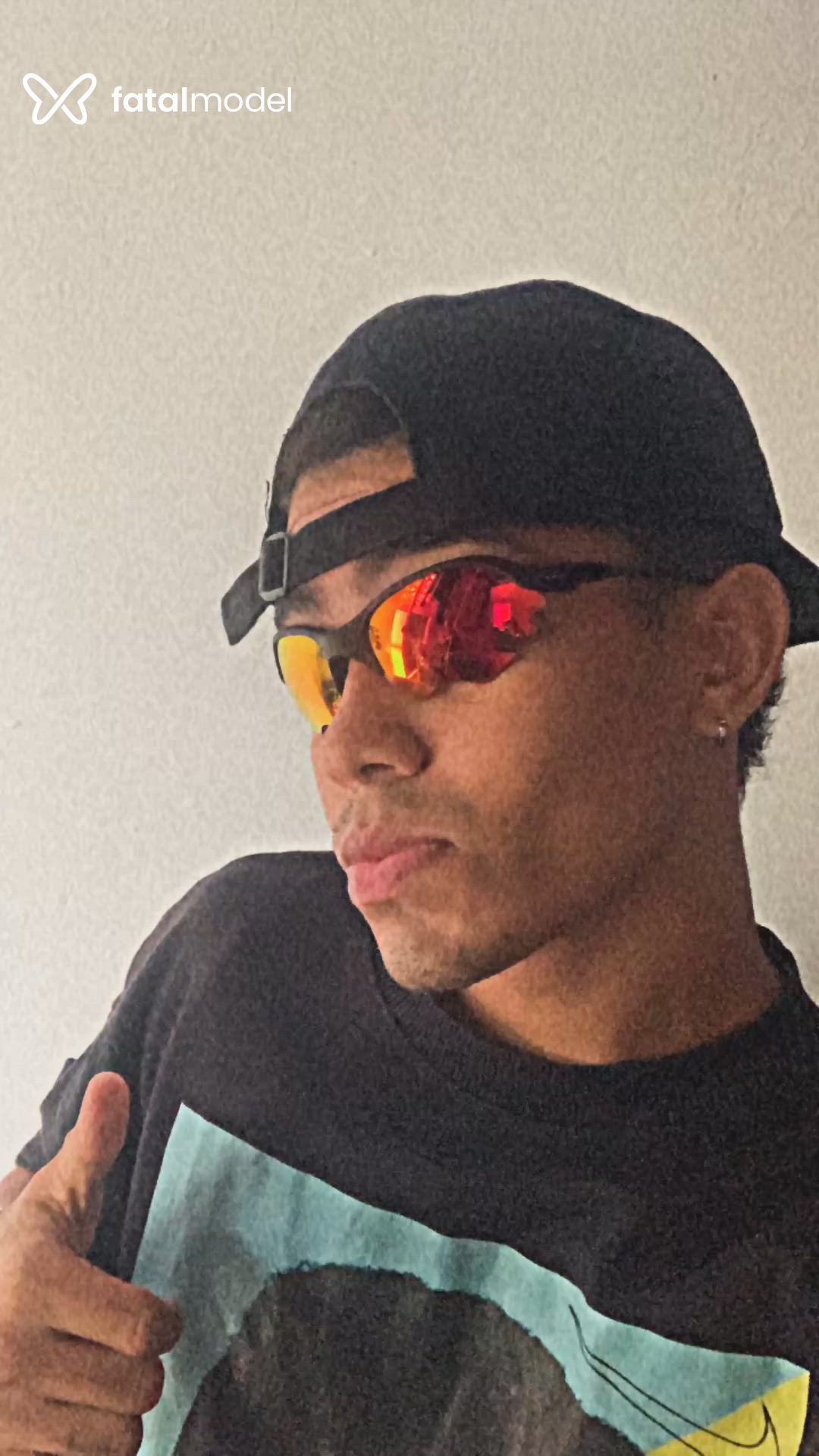 Acompanhante homem com cabelo castanho de olhos pretos - Jhunpa