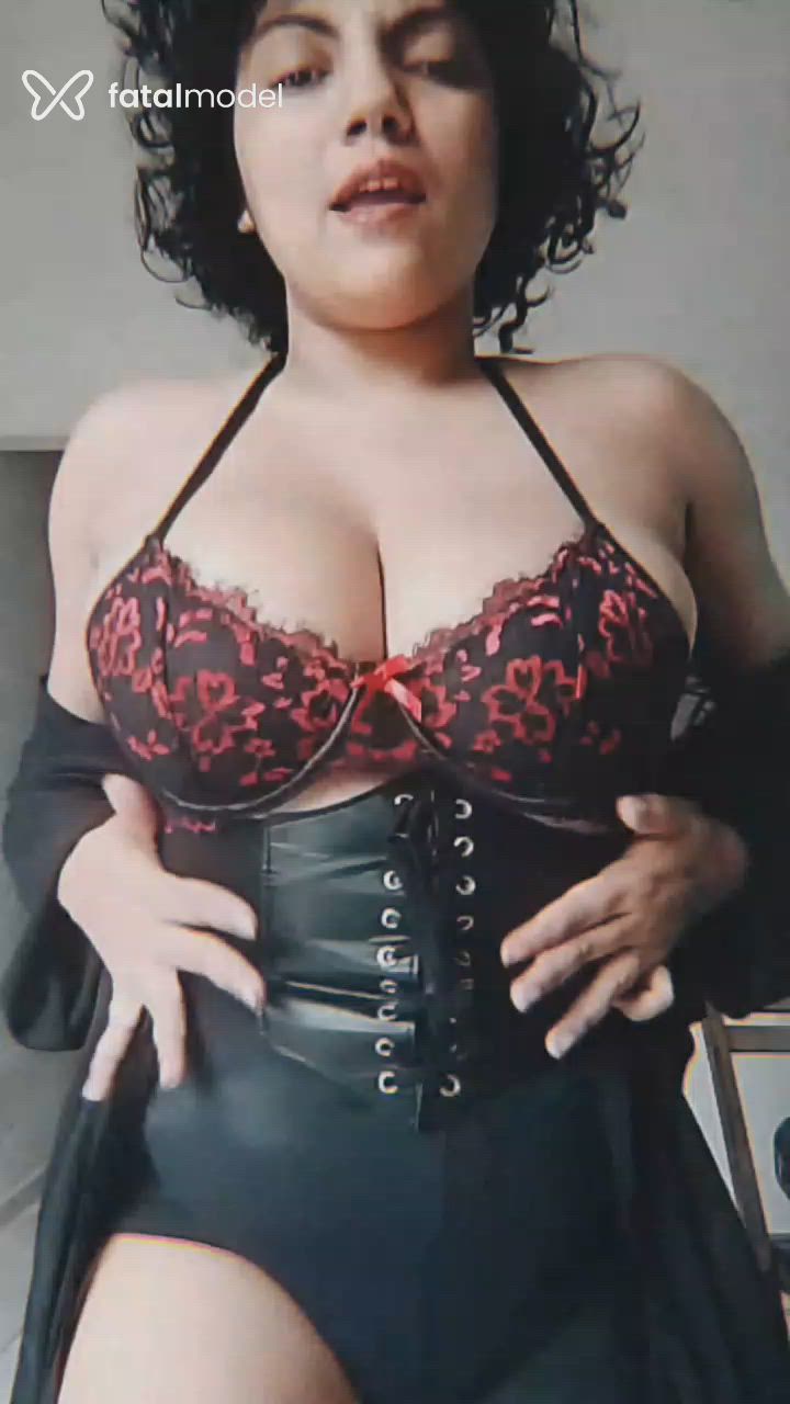 Acompanhante mulher morena (o) de olhos pretos - Rowena Acompanhante mulher morena (o) de olhos pretos - Rowena