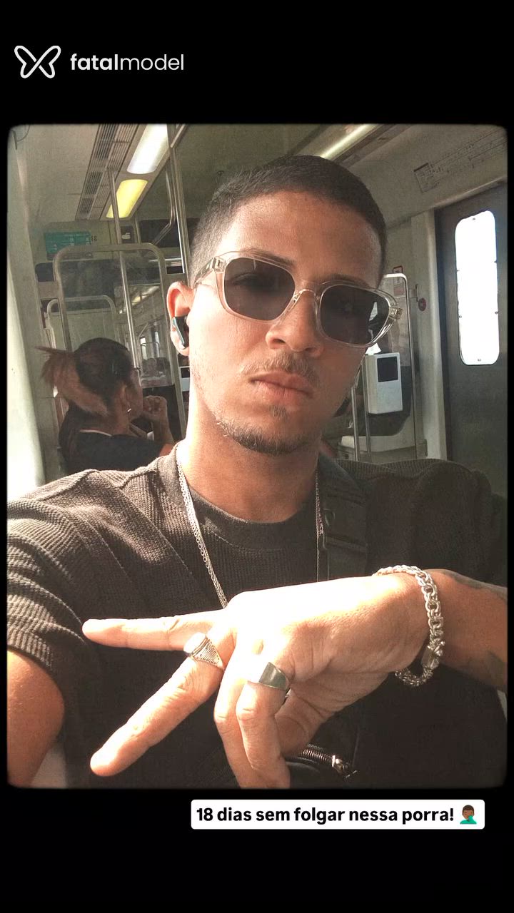 Acompanhante homem com cabelo castanho de olhos verdes - Loiropivete Acompanhante homem com cabelo castanho de olhos verdes - Loiropivete
