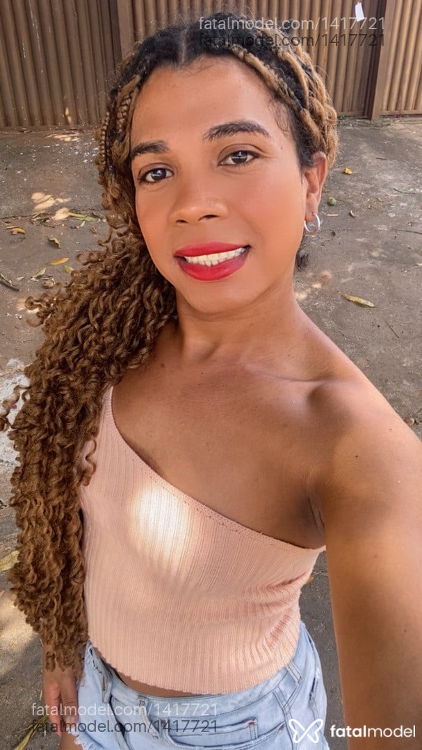 Acompanhante homem trans morena (o) de olhos castanhos - Ayarla Acompanhante homem trans morena (o) de olhos castanhos - Ayarla