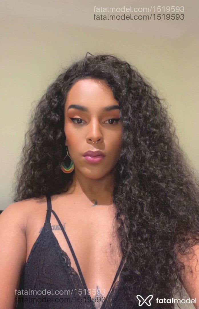 Acompanhante mulher trans com cabelo castanho de olhos castanhos - Lyrena