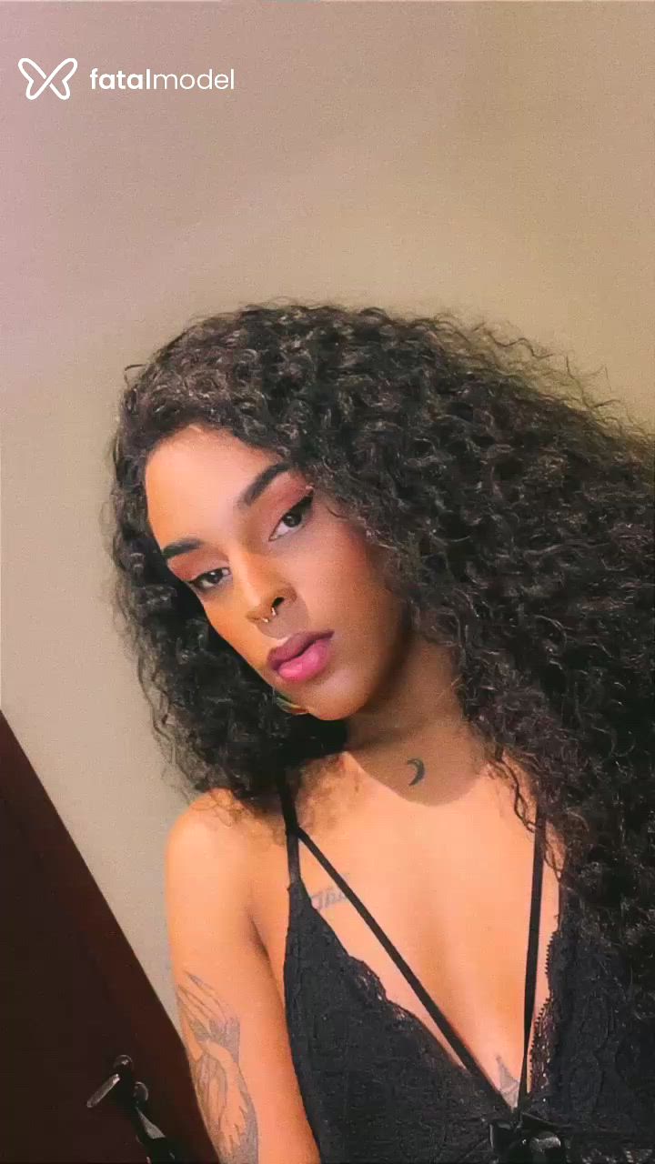 Acompanhante mulher trans com cabelo castanho de olhos castanhos - Lyrena