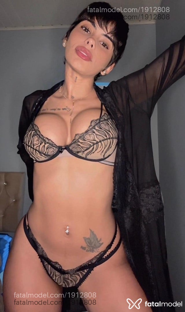 Acompanhante mulher com cabelo castanho de olhos castanhos - Lyvia Dourado Acompanhante mulher com cabelo castanho de olhos castanhos - Lyvia Dourado