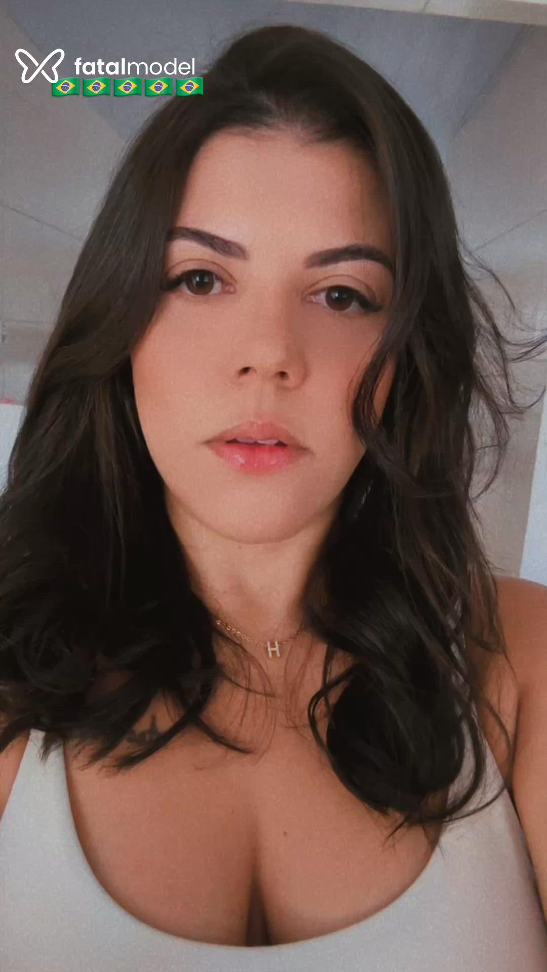 Acompanhante mulher com cabelo castanho de olhos castanhos em Virtual Acompanhante mulher com cabelo castanho de olhos castanhos em Virtual - Karis
