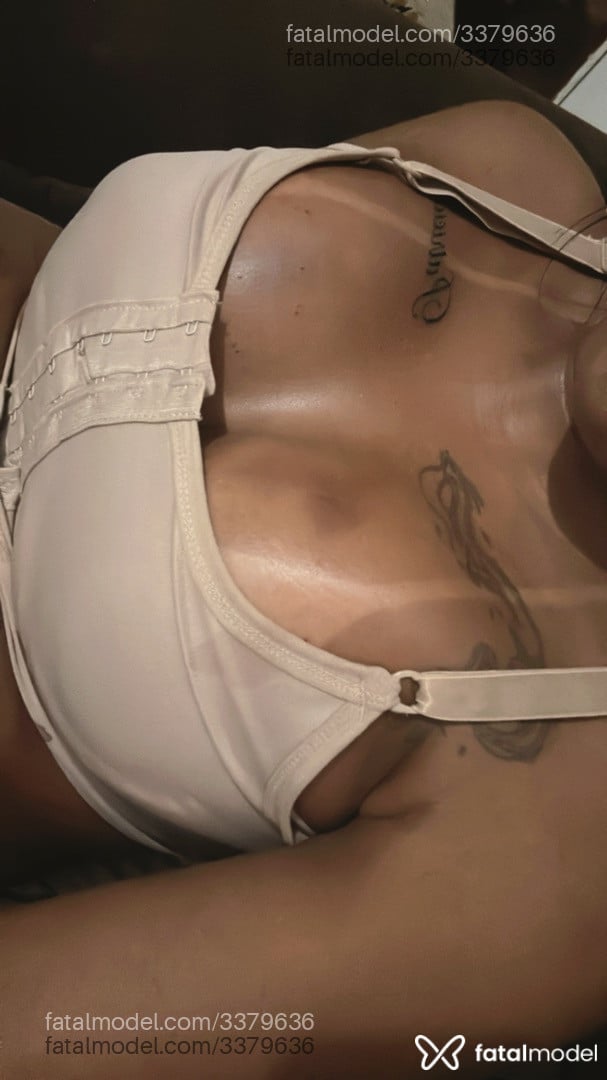 Acompanhante mulher trans morena (o) de olhos pretos - Victorya