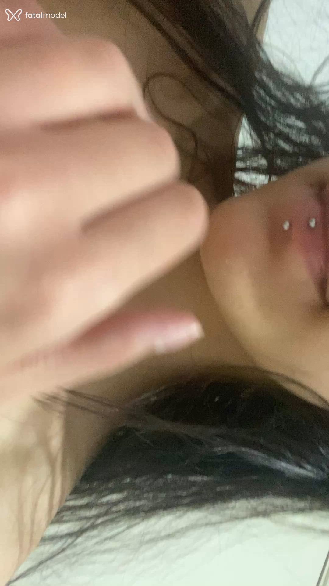 Acompanhante mulher com cabelo colorido de olhos mel - Mandix Acompanhante mulher com cabelo colorido de olhos mel - Mandix