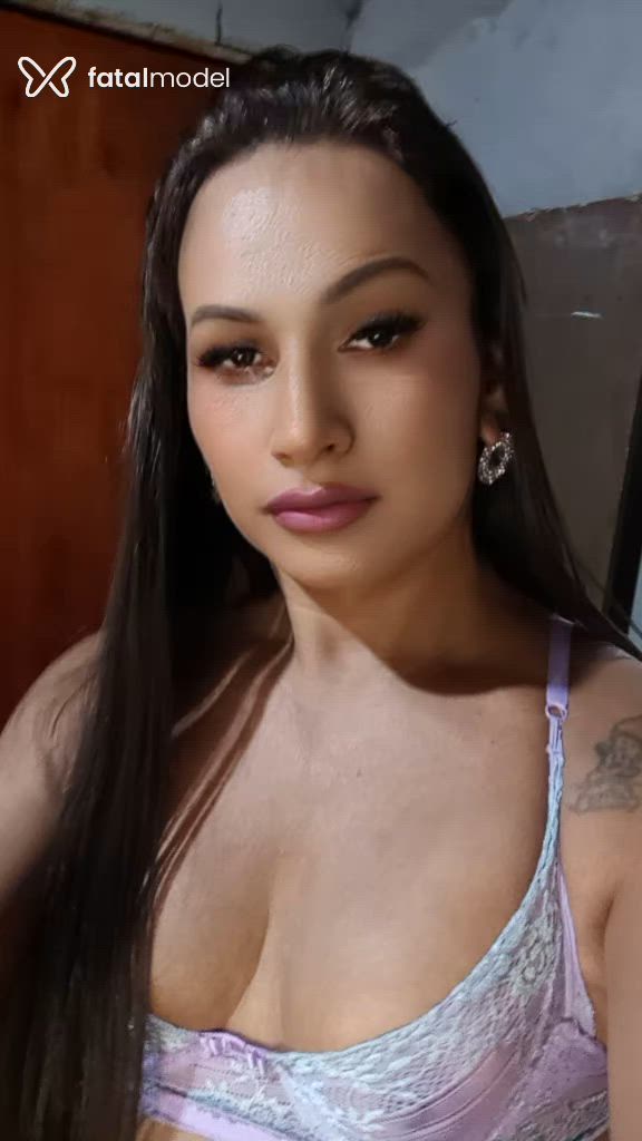 Acompanhante não-binário com cabelo castanho de olhos castanhos - Letícia Acompanhante não-binário com cabelo castanho de olhos castanhos - Letícia