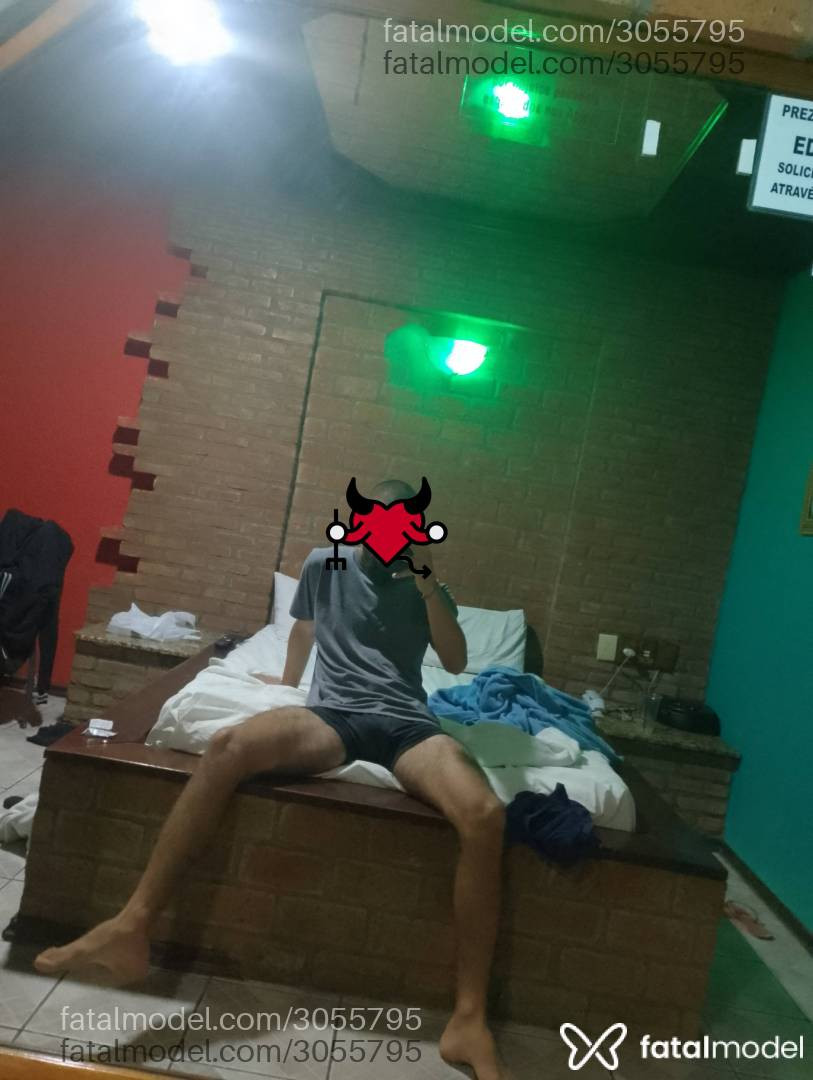 Acompanhante homem com cabelo castanho de olhos castanhos em Virtual - Leozinho