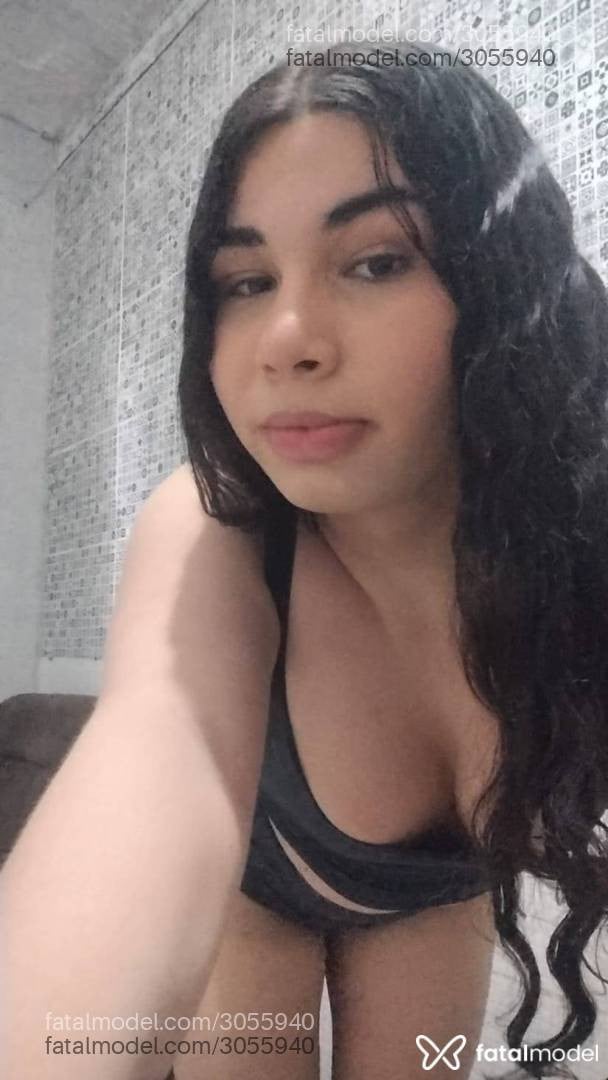 Acompanhante mulher trans com cabelo castanho de olhos castanhos - Majuh