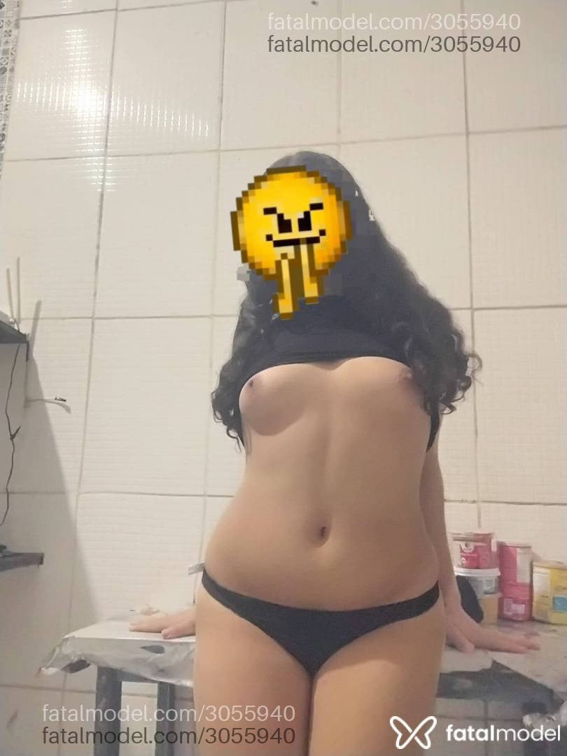 Acompanhante mulher trans com cabelo castanho de olhos castanhos - Majuh
