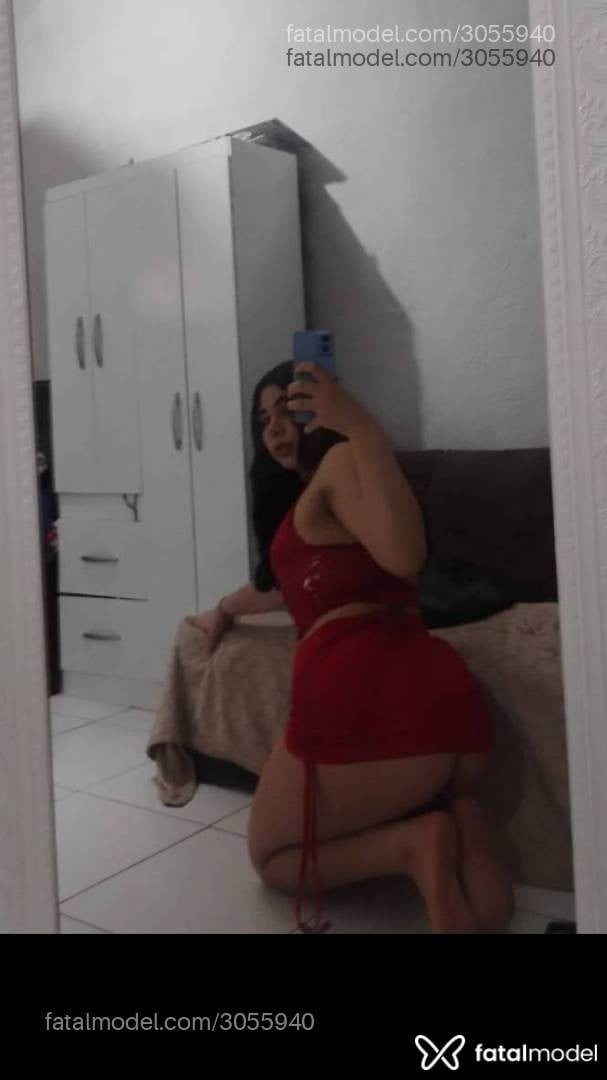 Acompanhante mulher trans com cabelo castanho de olhos castanhos - Majuh