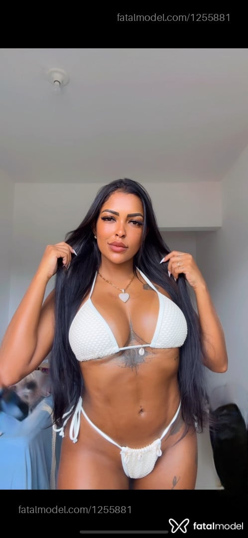 Acompanhante mulher com cabelo castanho de olhos castanhos - Brenda Costa