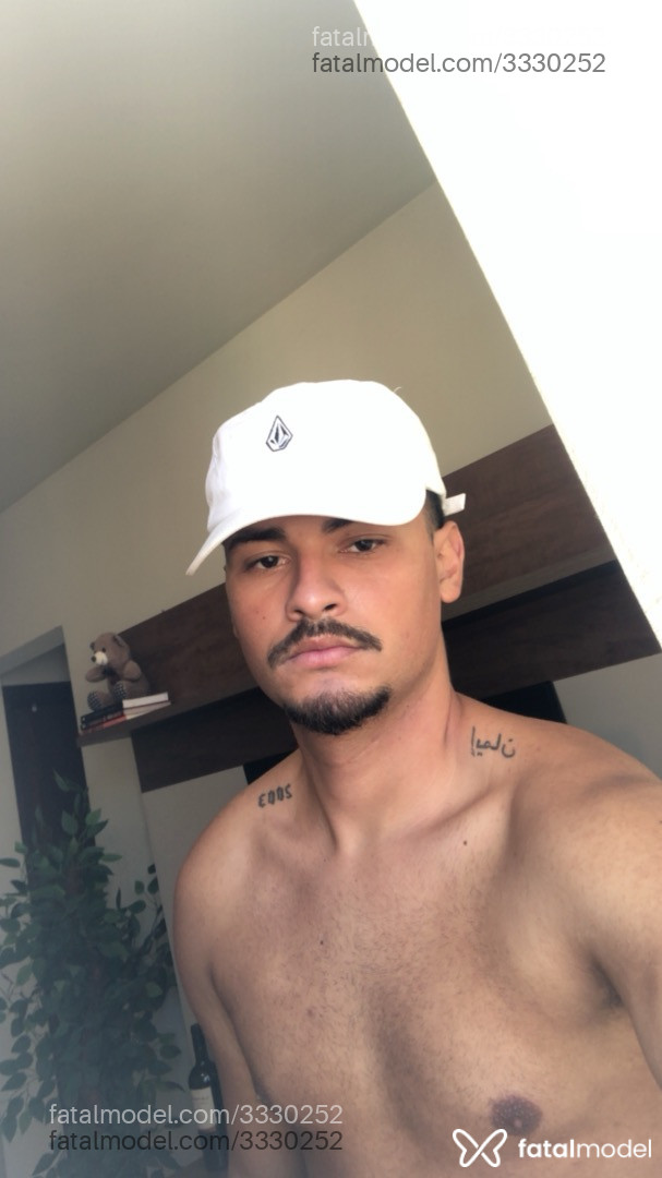 Acompanhante homem com cabelo castanho de olhos pretos - Maxuel Acompanhante homem com cabelo castanho de olhos pretos - Maxuel
