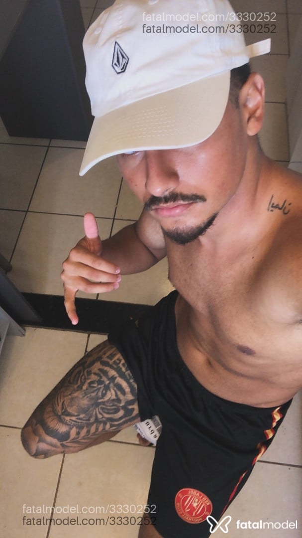 Acompanhante homem com cabelo castanho de olhos pretos - Maxuel Acompanhante homem com cabelo castanho de olhos pretos - Maxuel