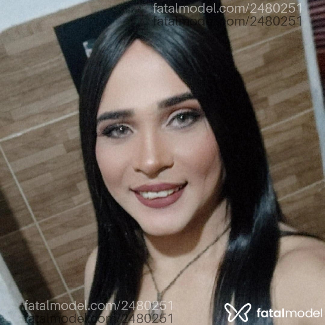 Acompanhante mulher trans com cabelo castanho de olhos verdes - Cleo Campos Acompanhante mulher trans com cabelo castanho de olhos verdes - Cleo Campos