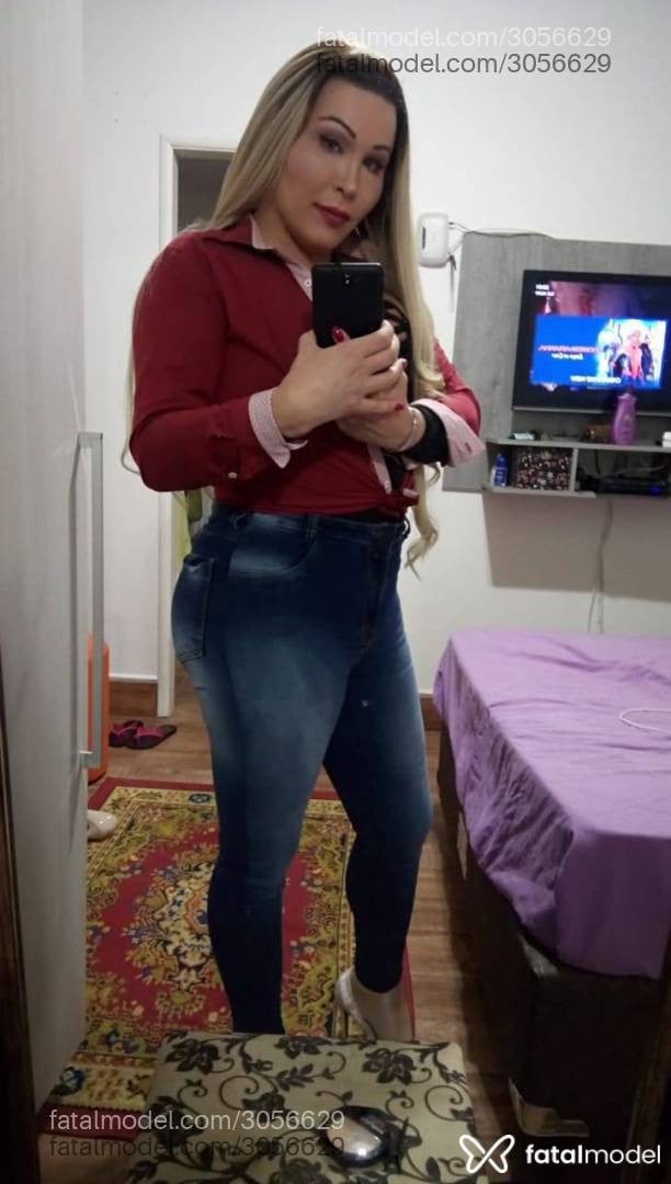 Acompanhante mulher trans loira (o) de olhos azuis em Pelotas - Imola Ferraz