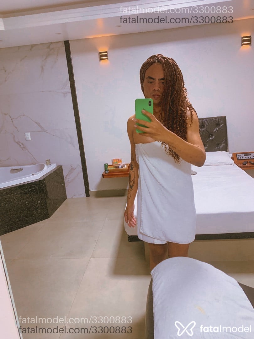 Acompanhante não-binário com cabelo castanho de olhos castanhos - Cauane