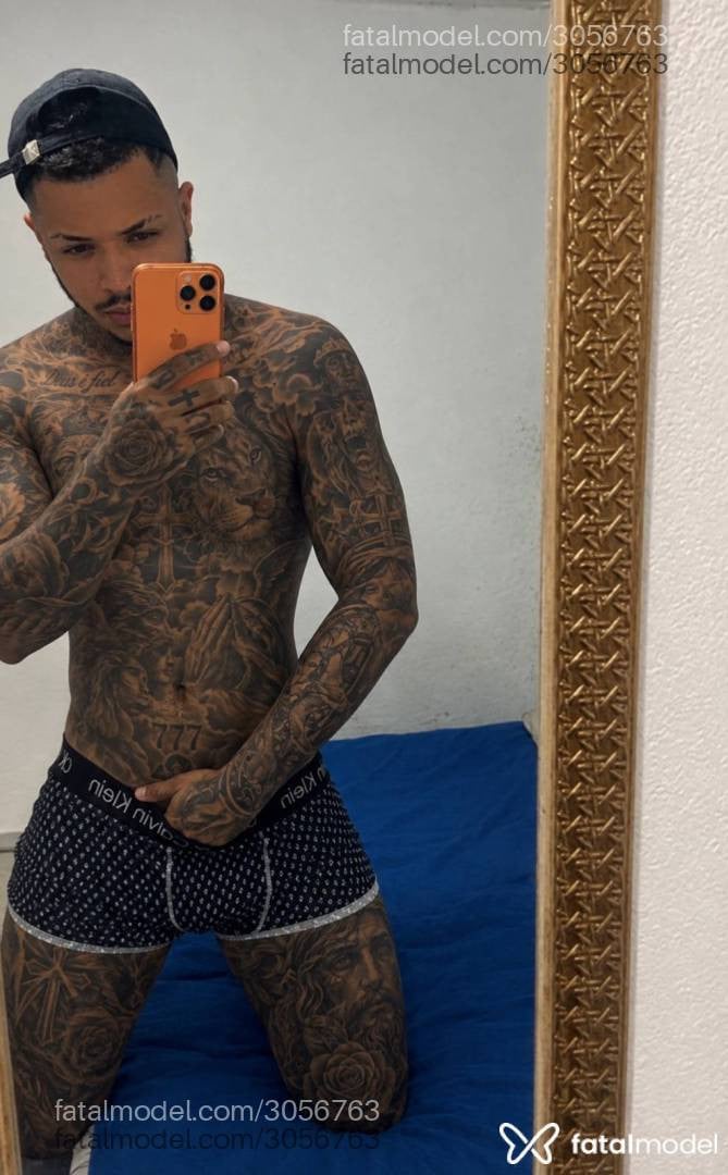 Acompanhante homem sem cabelo de olhos mel - Luiz Henrique