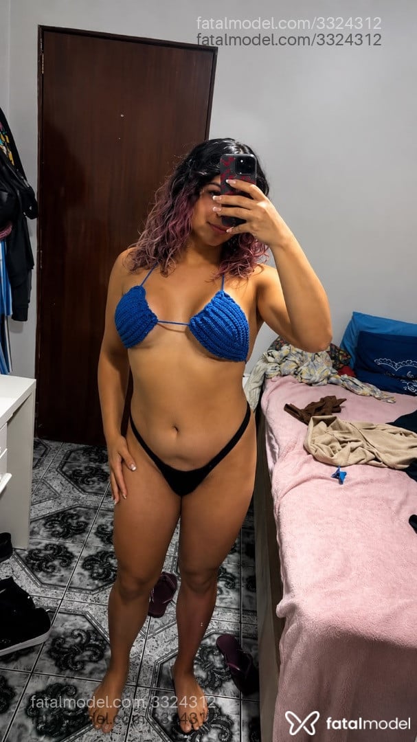 Acompanhante mulher trans com cabelo colorido de olhos castanhos - Jully Laveneno