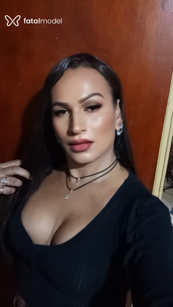 Acompanhante não-binário com cabelo castanho de olhos castanhos - Letícia Acompanhante não-binário com cabelo castanho de olhos castanhos - Letícia