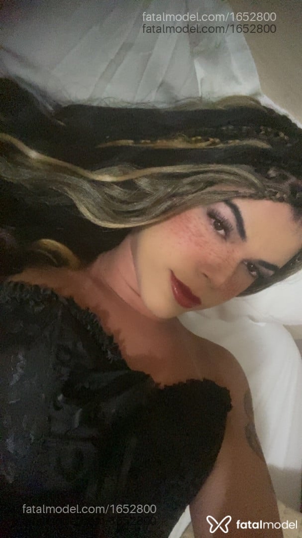 Acompanhante mulher trans morena (o) de olhos pretos em Água Boa - Dhanyella