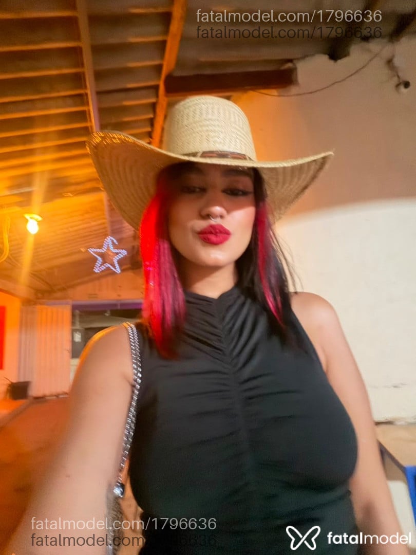 Acompanhante mulher morena (o) de olhos pretos - Lara Luiza