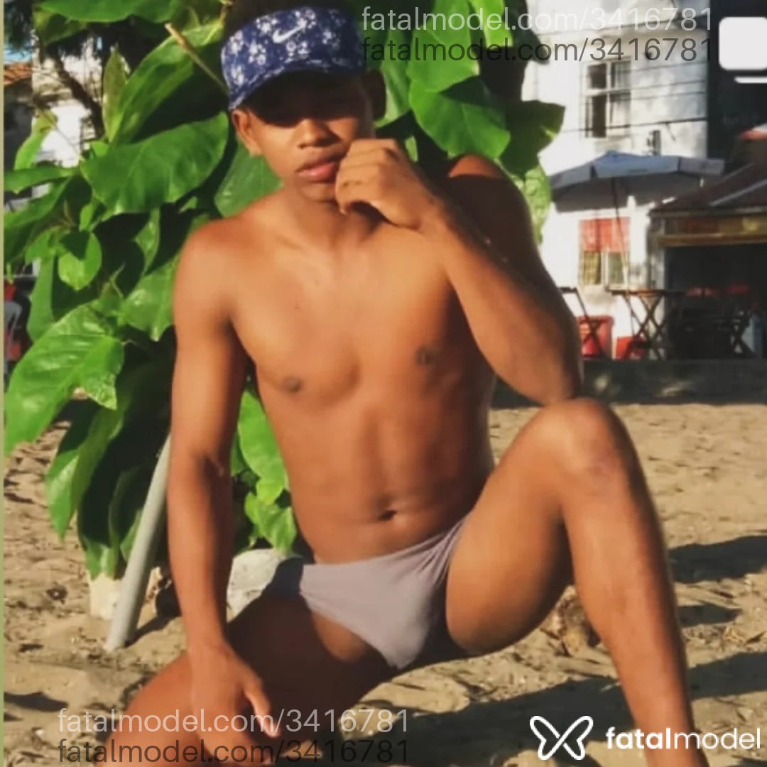 Acompanhante homem morena (o) de olhos pretos - Marttinez Acompanhante homem morena (o) de olhos pretos - Marttinez