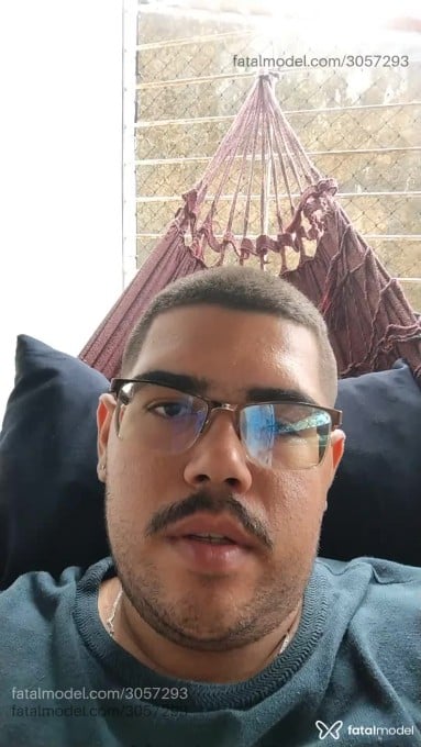 Acompanhante homem com cabelo castanho de olhos castanhos - Leozinho Acompanhante homem com cabelo castanho de olhos castanhos - Leozinho