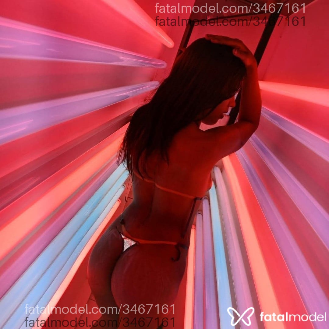 Acompanhante mulher com cabelo castanho de olhos mel - Mikaela Acompanhante mulher com cabelo castanho de olhos mel - Mikaela