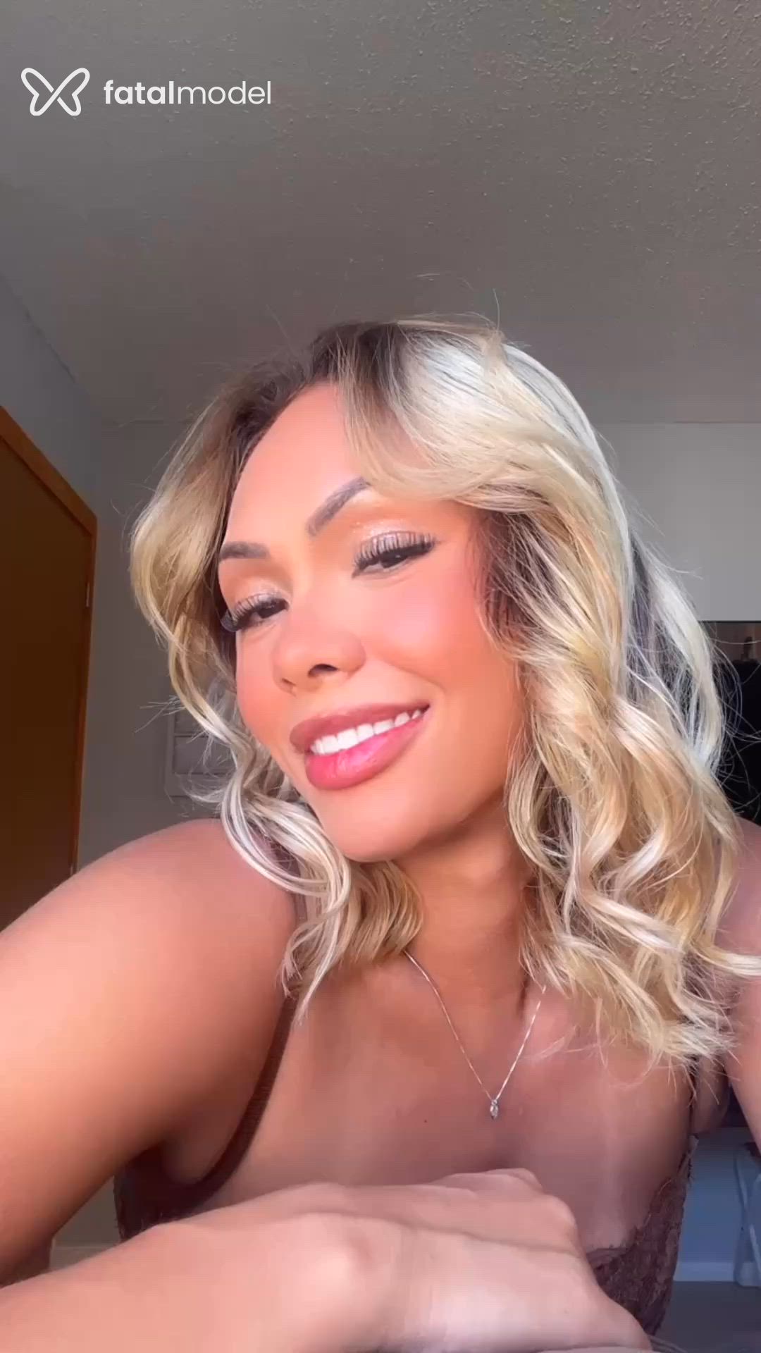 Acompanhante mulher loira (o) de olhos castanhos - Larissa Santos
