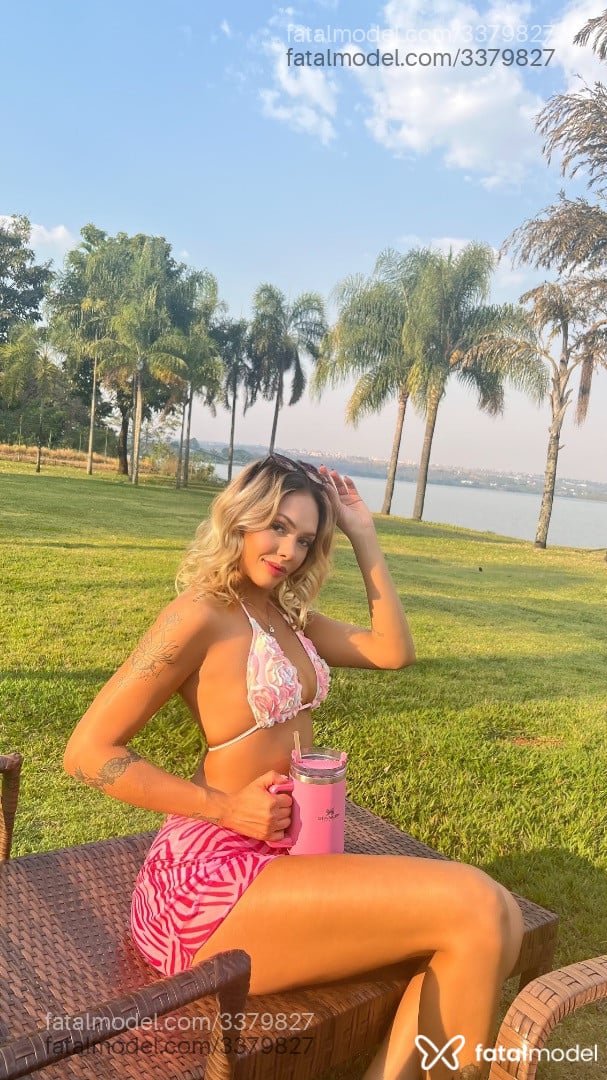 Acompanhante mulher loira (o) de olhos castanhos - Larissa Santos