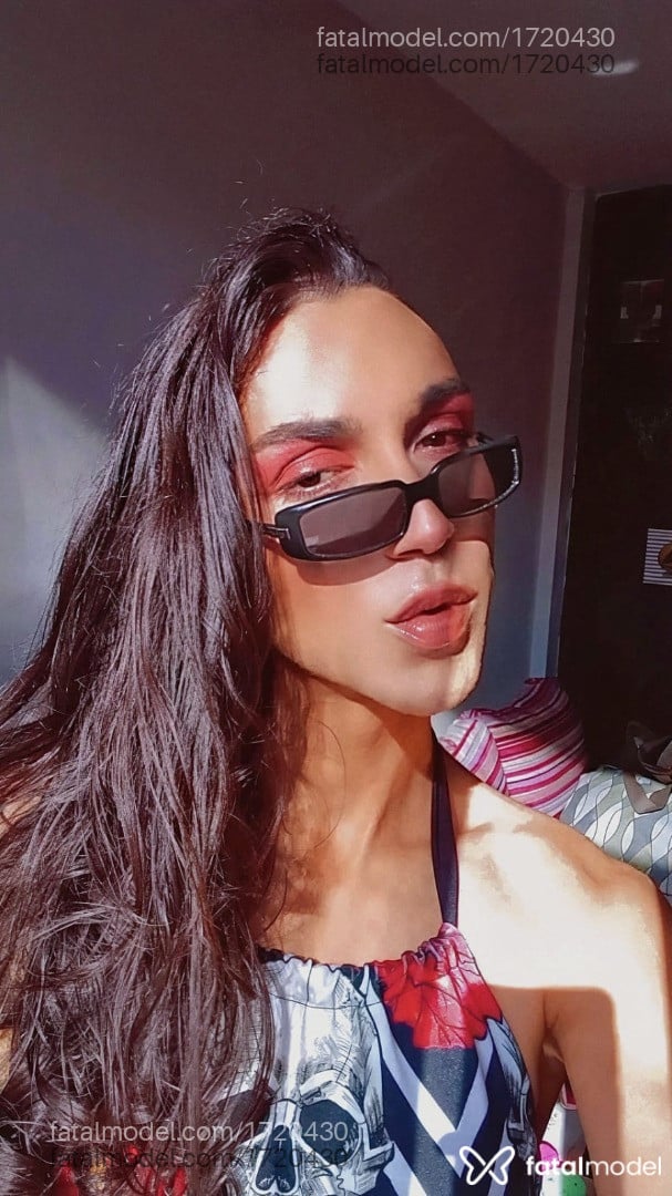 Acompanhante mulher trans morena (o) de olhos castanhos - Lua