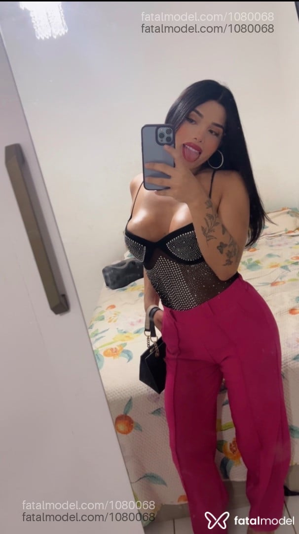 Acompanhante mulher trans morena (o) de olhos pretos - Cristal