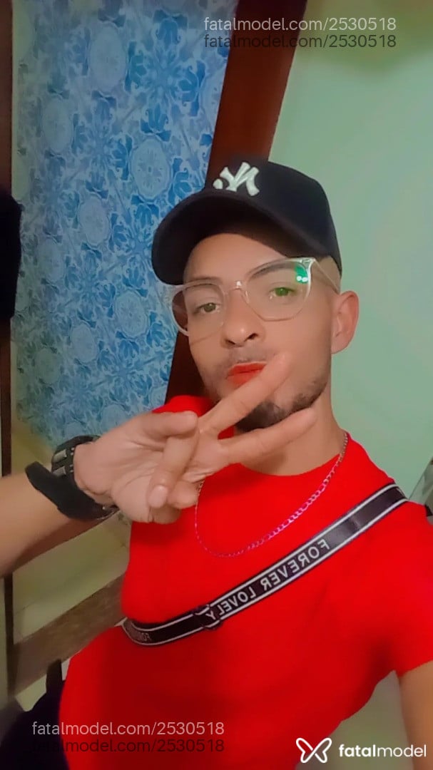 Acompanhante homem com cabelo castanho de olhos pretos - Felipe