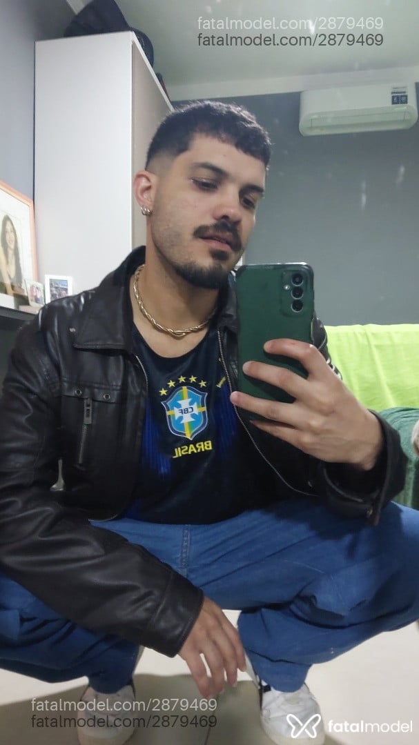 Acompanhante homem morena (o) de olhos castanhos - ícaro