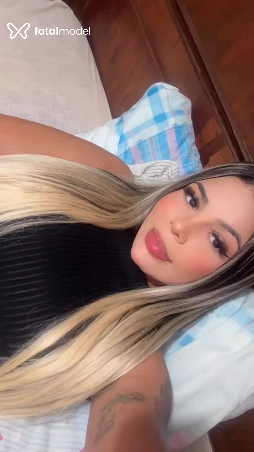Acompanhante mulher com cabelo colorido de olhos castanhos - Ana Liz