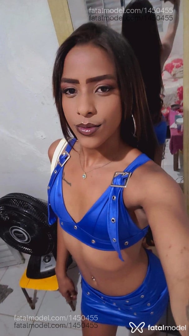 Acompanhante homem trans com cabelo castanho de olhos castanhos - Sabrina Kaylier