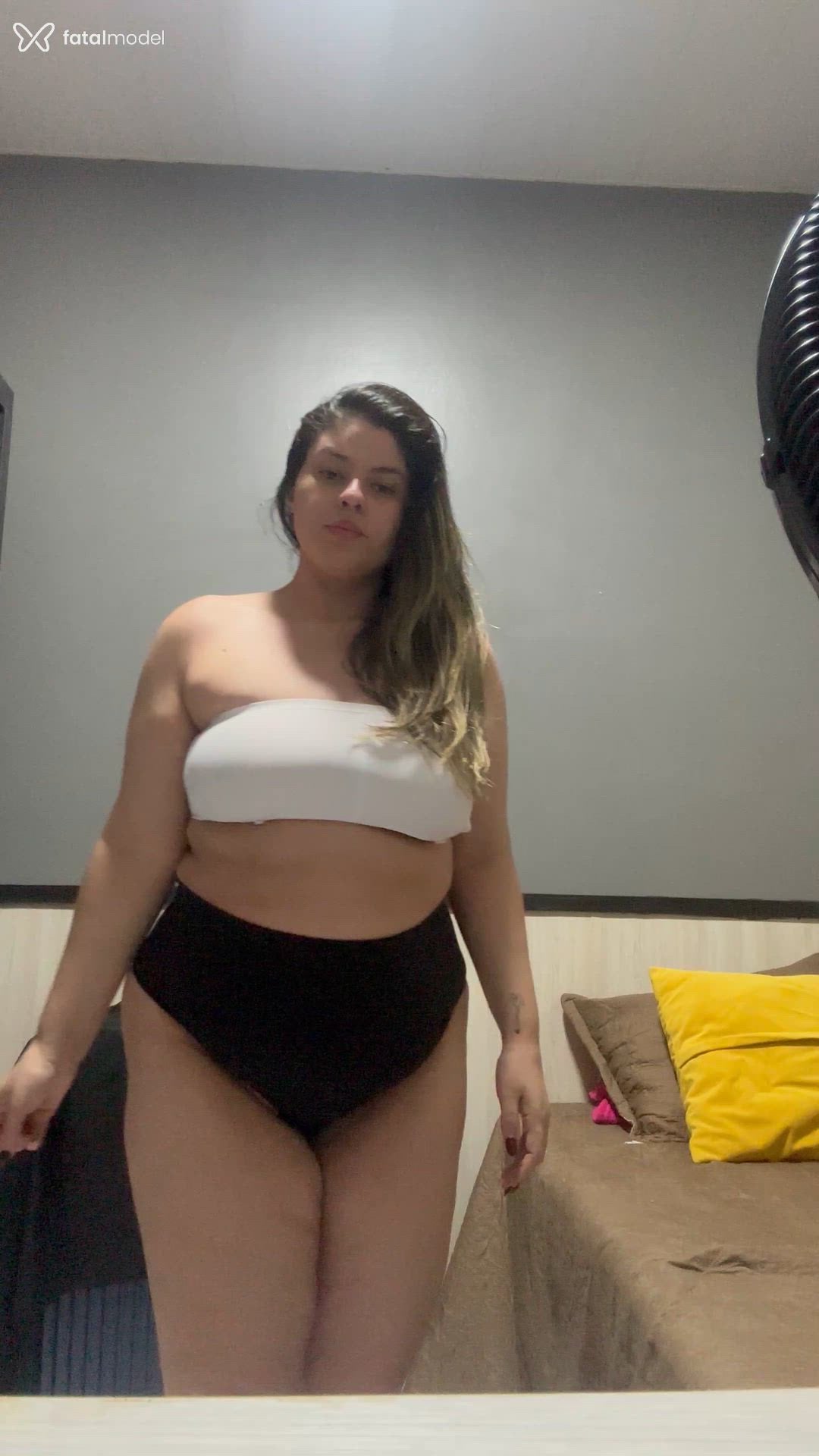 Acompanhante mulher com cabelo castanho de olhos mel - Yngrid Santos Acompanhante mulher com cabelo castanho de olhos mel - Yngrid Santos