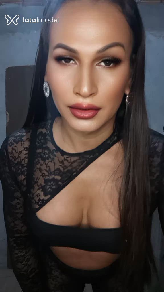 Acompanhante não-binário com cabelo castanho de olhos castanhos - Letícia Acompanhante não-binário com cabelo castanho de olhos castanhos - Letícia